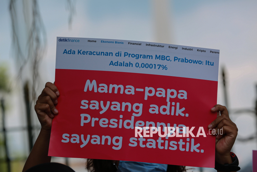 Peserta Aksi yang tergabung dalam Suara Ibu Peduli Makan Bergizi Gratis (MBG) menggelar aksi di kawasan Monumen Nasional, Jalan Medan Merdeka Selatan, Jakarta Pusat, Rabu (1/10/2025). Dalam aksinya, mereka menyoroti sejumlah persoalan program MBG yang bermasalah diantaranya menimbulkan korban keracunan, standar kualitas yang rendah hingga risiko penyalahgunaan anggaran. Karena itu, mereka menuntut pemerintah untuk segera mengevaluasi secara menyeluruh program tersebut. Diantaranya penyaluran MBG dilakukan secara bertahap dan dimulai dari keluarga pra-sejahtera agar tepat sasaran, prioritas penyaluran MBG kepada keluarga di desa dan perkotaan yang rentan krisis pangan dan gizi hingga transparansi program yang melibatkan masyarakat sipil sebagai pengawas independen untuk meminimalisir praktik KKN dalam program tersebut.