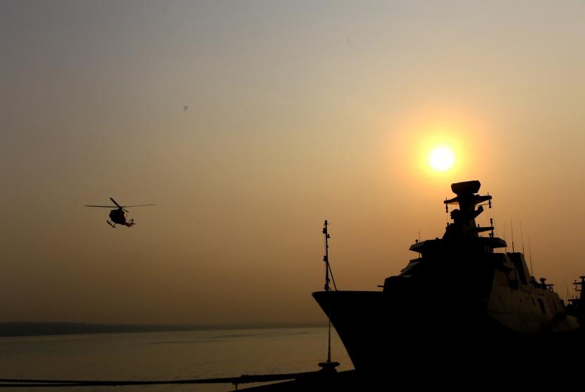Sebuah helikopter Angkatan Laut Iran mendekati kapal perang Angkatan Laut AS di Teluk Oman. (Ilustrasi)