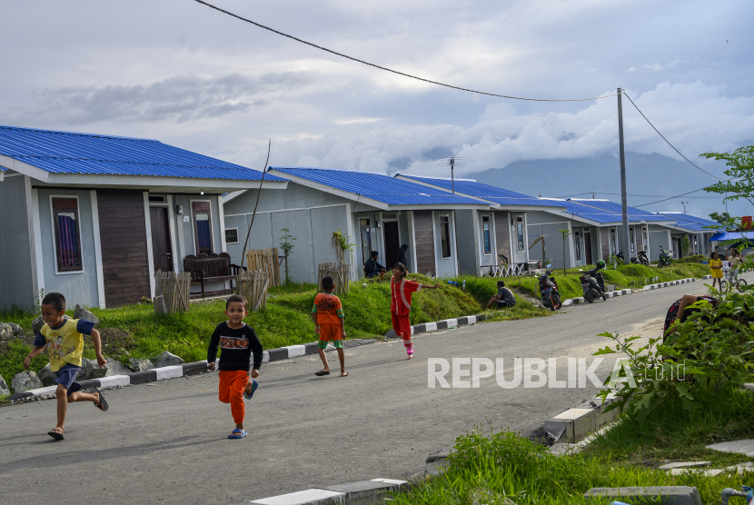 Anak-anak bermain di kompleks hunian tetap (Huntap) bagi para korban bencana di Palu.