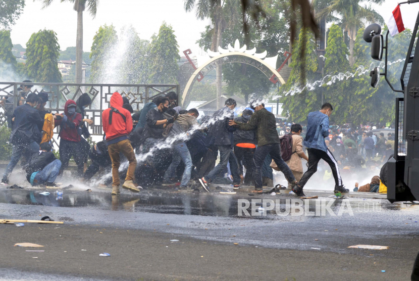Mahasiswa berhamburan saat bentrok dengan kepolisian dalam aksi demonstrasi menolak UU Cipta Kerja di kantor Pemprov Lampung, Rabu (7/10).