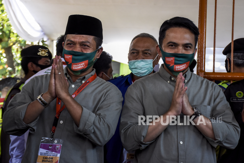 Calon Bupati Bandung Dadang Supriatna bersama bakal calon Wakil Bupati Sahrul Gunawan