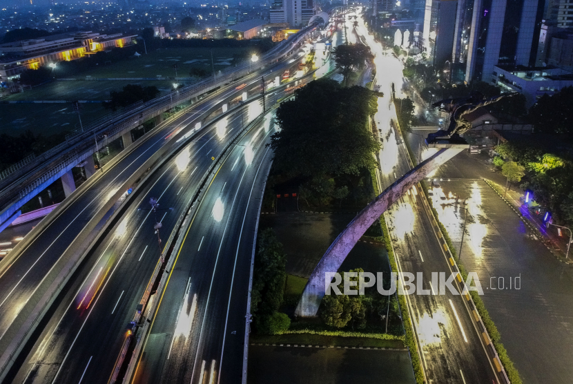 Suasana lalu lintas yang lengang di kawasan Pancoran, Jakarta, Jumat (10/4).Pemerintah Provinsi DKI Jakarta mulai memberlakukan Pembatasan Sosial Berskala Besar (PSBB) selama 14 hari dimulai pada 10 April hingga 23 April 2020