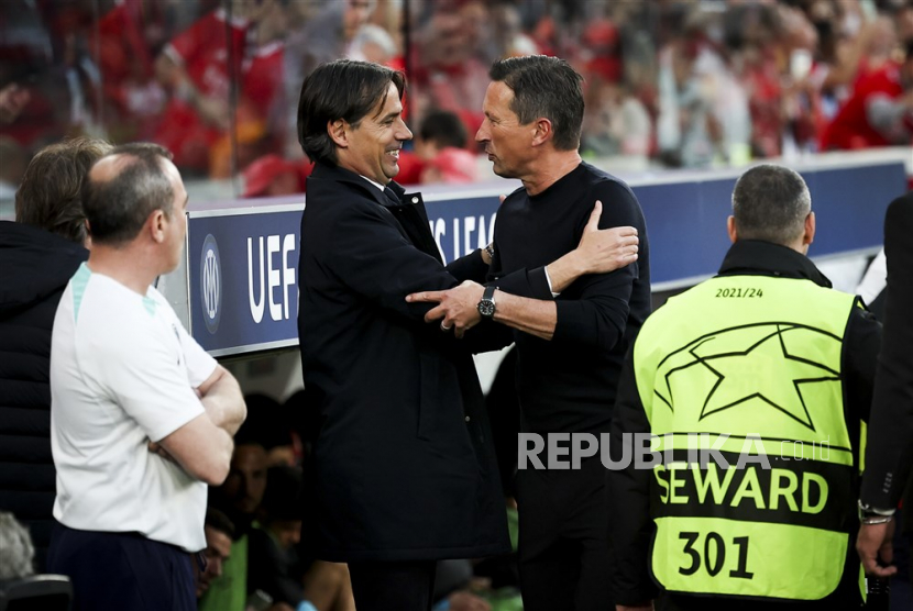 Pelatih kepala Roger Schmidt (kanan) berpelukan dengan juru taktik Inter Milan Simone Inzaghi pada pertemuan pertama. 