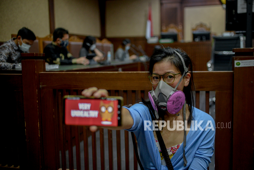 Aktivis yang tergabung dalam Koalisi Ibu Kota melakukan aksi sebelum sidang pembacaan putusan gugatan terkait polusi udara di Pengadilan Negeri Jakarta Pusat, Kamis (16/9). Dalam aksinya mereka menuntut pemerintah untuk mengendalikan polusi udara di Jakarta dan sekitarnya. Republika/Thoudy Badai