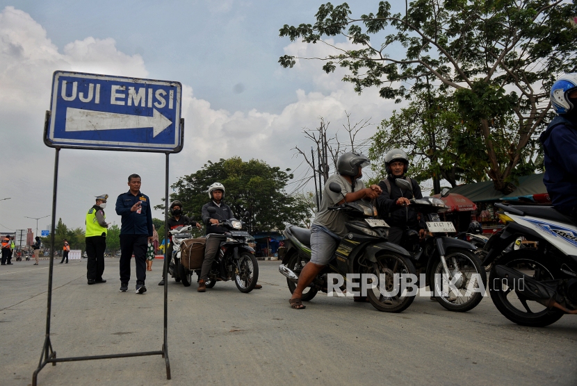 Petugas gabungan menindak pengendara pada saat razia tilang uji emisi di kawasan Cakung, Jakarta, Rabu (1/11/2023).
