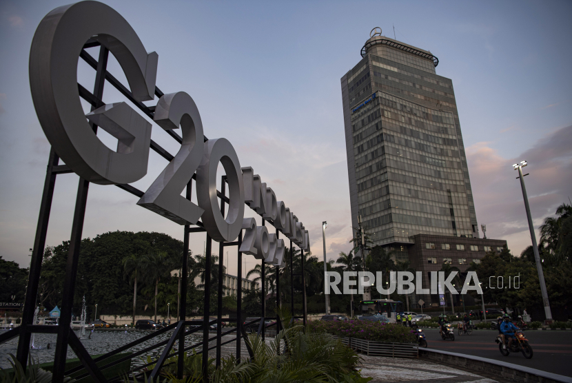 Pengendara motor melintas di samping logo Presidensi G20 Indonesia 2022 di Bundaran HI, Jakarta, Jumat (21/1/2022). Sekretaris I Pertemuan G20 Rudy Rahmaddi menyatakan dua pertemuan G20 jalur keuangan atau 