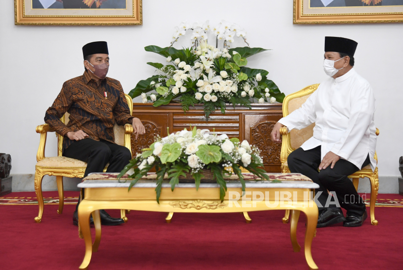 Presiden Joko Widodo (kiri) berbincang dengan Menteri Pertahanan (Menhan) Prabowo Subianto (kanan)