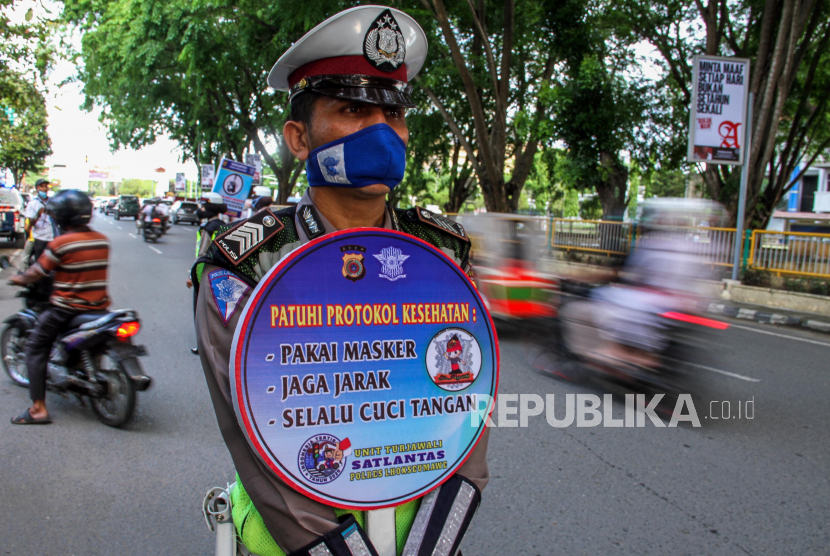 Anggota Polisi Satuan Lalu Lintas Polres Lhokseumawe melakukan sosialisasi protokol Kesehatan COVID-19 saat digelar penertiban warga tidak memakai masker di Lhokseumawe, Aceh. Ilustrasi