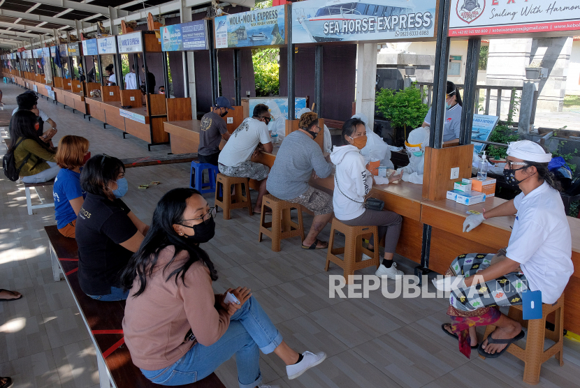 Pekerja jasa penyeberangan mengikuti rapid test atau tes cepat COVID-19 di kawasan Pelabuhan Sanur, Denpasar, Bali, Sabtu (27/6/2020). Tes cepat COVID-19 tersebut diikuti 208 orang sebagai tahapan awal menuju adaptasi normal baru di kawasan pariwisata dan jalur penyeberangan wisatawan ke pulau Nusa Penida. (ilustrasi) 