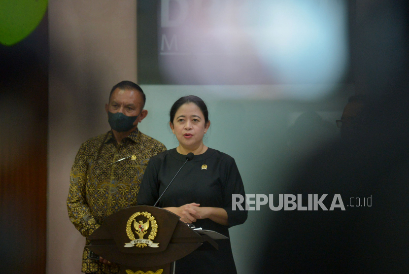 Ketua DPR Puan Maharani memberikan keterangan pers di Media Center DPR, Kompleks Parlemen, Senayan, Senin (28/11/2021).