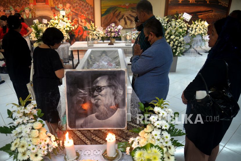 Pelayat melihat jenazah Maestro Lukis Djoko Pekik di rumah duka Sembungan, Bantul, Yogyakarta, Ahad (13/8/2023). Djoko Pekik meninggal dunia pada Sabtu (12/8/2023) pagi di usia 86 tahun. Selanjutnya almarhum dimakamkan di Makam Seniman Girisapto, Imogiri. Semasa hidupnya Djoko Pekik pernah menjadi tahanan politik selama tujuh tahun pada 1965-1972. Lukisannya yang fenomenal yakni Berburu Celeng yang pada masa itu laku Rp 1 Miliar.