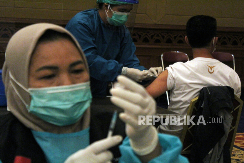 Petugas kesehatan menyuntikkan vaksin COVID-19 kepada seorang Aparatur Sipil Negara (ASN) saat vaksinasi COVID-19 massal tahap kedua di Puri Begawan, Kota Bogor, Jawa Barat, Senin (1/3/2021). Pemerintah Kota Bogor melaksanakan pemberian vaksinasi COVID-19 tahap kedua untuk pegawai pelayanan publik dan warga lanjut usia (lansia) sebanyak 69.570 dosis untuk 34.785 orang yang berlangsung selama bulan Maret hingga April 2021. 