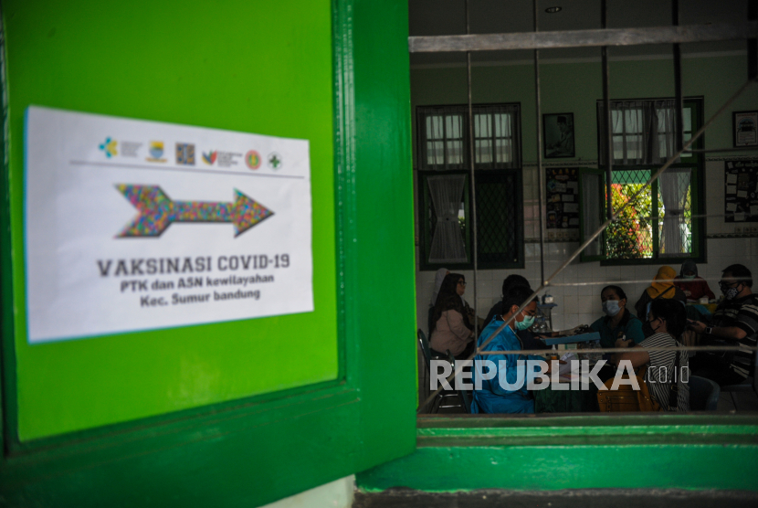 Sejumlah guru menjalani pemeriksaan kesehatan sebelum disuntik vaksin Covid-19 di SMPN 2 Bandung, Jawa Barat (ilustrasi)