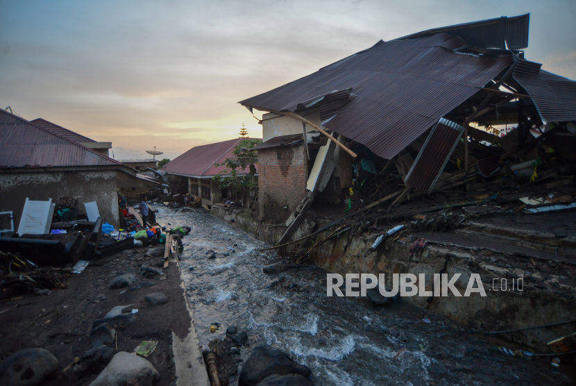 Warga berada di depan rumah yang hancur akibat banjir bandang di Jorong Galudua, Nagari Koto Tuo IV Koto, Agam, Sumatera Barat, Rabu (15/5/2024). Banjir bandang yang terjadi pada Sabtu (11/05/2024) dari aliran sungai Gunung Singgalang itu juga mengakibatkan sejumlah bangunan dan fasilitas umum di kampung tersebut hancur. 