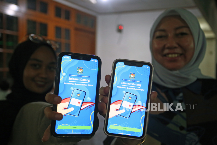 Warga menunjukan KTP digital miliknya pada kegiatan layanan jemput bola pembuatan KTP Digital malam hari di Sekretariat RW 01 Cipulir, Jakarta, Jumat (23/2/2024). Layanan jemput bola tersebut untuk memberikan kemudahan bagi warga dalam pembuatan KTP Digital serta mempercepat terlaksananya digitalisasi kependudukan di Jakarta. 