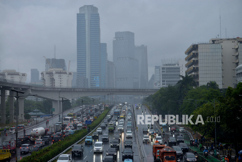 Pengendara menerjang hujan di Jalan Gatot Subroto, Jakarta. Dinas PUPR Kota Tangerang menyiagakan sebanyak 780 petugas antisipasi cuaca ekstrem.