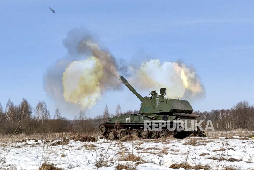 FILE - Dalam foto ini diambil dari video yang disediakan oleh Layanan Pers Kementerian Pertahanan Rusia pada hari Selasa, 15 Februari 2022, artileri self-propelled menembak di tempat pelatihan Osipovichi selama latihan militer Union Courage-2022 Rusia-Belarus di Belarus . 