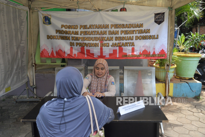 Warga mendapatkan penjelasan di posko penataan dan penertiban dokumen kependudukan terkait penonaktifan NIK di Kantor Kelurahan Petamburan, Jakarta Pusat, Senin (29/4/2024). 