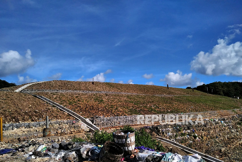 Lokasi pembuangan sampah yang lama usai ditimbun tanah di TPST Piyungan, Bantul, Yogyakarta, Kamis (12/1/2023). Pembuangan sampah di TPST Piyungan menggunakan lokasi baru di kiri tempat pembuangan yang lama. Lokasi lama sudah tidak pergunakan dan menjadi bukit karena ditimbun dengan tanah. Kondisi TPST Piyungan sudah melebihi kapasitas dan masa operasi akan berakhir pada tahun 2022.