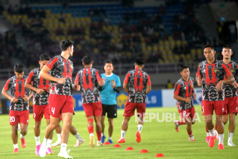 Pemain Timnas Sepak Bola Indonesia mengikuti sesi latihan jelang laga melawan Turkmenistan pada pertandingan babak Kualifikasi Grup K AFC U23 Asian Cup 2024 di Stadion Manahan, Surakarta, Jawa Tengah, Selasa  (12/9/2023).