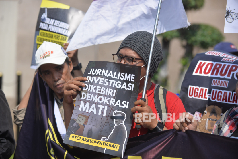 Sejumlah orang yang terdiri dari organisasi profesi wartawan, pekerja kreatif dan pers mahasiswa melakukan aksi damai menolak revisi Undang-Undang Penyiaran di depan kompleks Parlemen, Senayan, Jakarta, Senin (27/5/2024). Dalam aksinya mereka menolak pasal-pasal bermasalah dalam revisi Undang-Undang Penyiaran yang sedang dibahas di DPR RI. Pasal-pasal tersebut akan membungkam kebebasan pers dan kebebasan berekspresi di Indonesia, yang merupakan pilar utama dalam sistem demokrasi.
