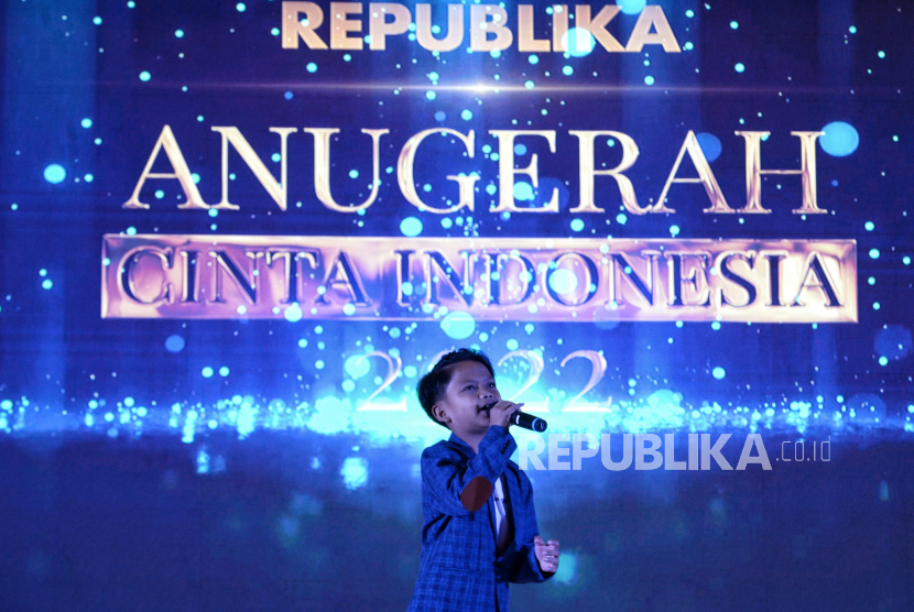Penyanyi Farel Prayoga menghibur tamu undangan saat acara Anugerah Cinta Indonesia 2022. Farel jadi salah satu dari lima fenomena di tahun 2022 yang membuat warga biasa mendadak jadi artis terkenal.