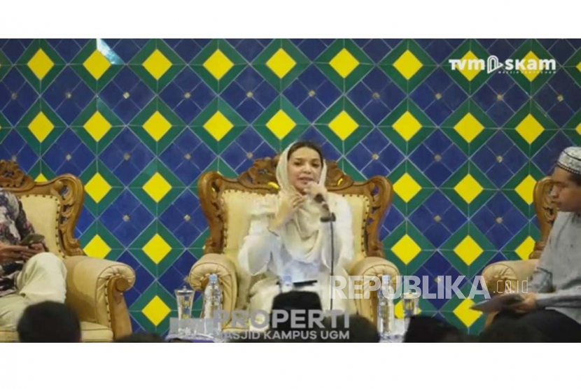 Tangkapan layar Pendiri Narasi, Najwa Shihab dalam Ramadhan Public Lecture di Masjid Kampus UGM, Yogyakarta, Kamis (13/4/2023). 