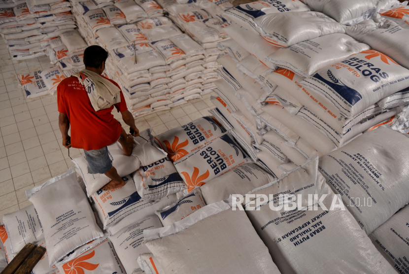 Pekerja melakukan bongkar muat pangan beras di Pasar Induk Beras Cipinang, Jakarta Timur, Selasa (13/2/2024).