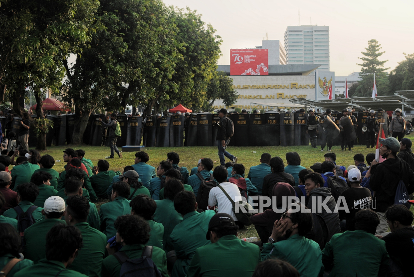 Massa aksi dari berbagai elemen masyarakat berhasil masuk ke kompleks Parlemen, Senayan, Jakarta, Kamis (22/8/2024). Aksi tersebut sebagai bentuk penolakan terhadap revisi Undang-Undang Pemilihan Kepala Daerah (UU Pilkada) yang dianggap sebagai ancaman terhadap demokrasi. Aksi tersebut berlangsung hingga pukul 19.00 WIB sebelum dibubarkan personel Kepolisian.