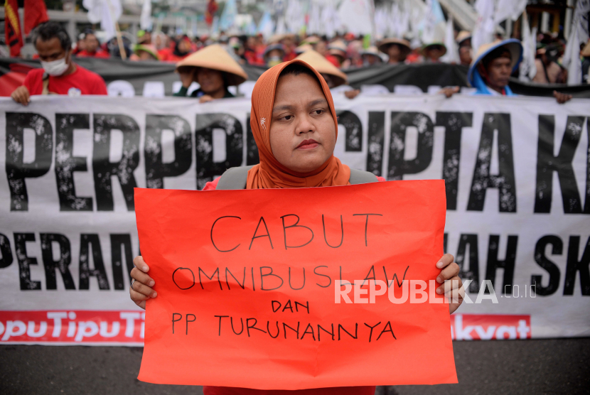 Sejumlah massa aksi melaksanakan unjuk rasa di depan Gedung DPR, Jakarta, Selasa (14/3/2023). Pada unjuk rasa tersebut mereka memprotes dan meminta DPR untuk mencabut Perppu Cipta Kerja dari pengesahan.