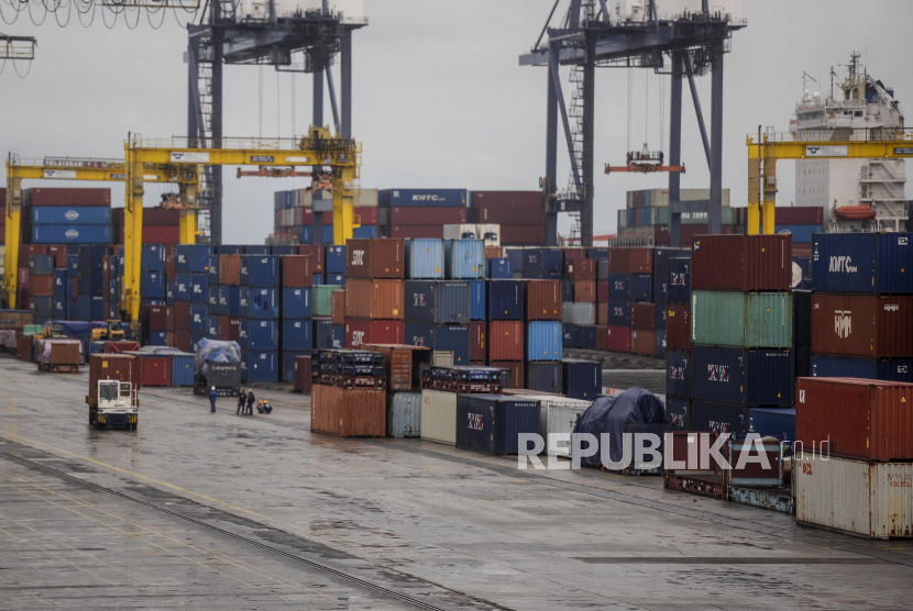 Pekerja beraktivitas di dekat peti kemas di Pelabuhan Tanjung Priok, Jakarta, Kamis (10/11/2022). 