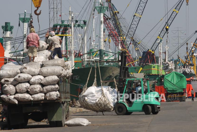 Pekerja membongkar muatan kapal ke truk di Pelabuhan Kalimas Surabaya, Jawa Timur. Gubernur Jatim tegaskan hingga saat ini belum ada daerah yang mengusulkan PSBB. Ilustrasi.