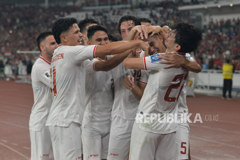 Pemain timnas Indonesia Rizky Ridho melakukan selebrasi seusai mencetak gol ke gawang Filipina pada pertandingan Kualifikasi Piala Dunia 2026 di Stadion Utama GBK, Jakarta, Selasa (11/6/2024). Indonesia mengalahkan Filipina dengan skor 2-0.