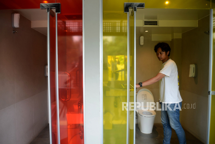 Warga keluar dari dalam toilet transparan di Jalan Jenderal Sudirman, Dukuh Atas, Jakarta, Jumat (26/5/2023). Sering menahan kencing membuat pria berisiko radang prostat.