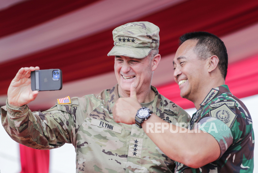 Panglima TNI Jenderal Andika Perkasa dan Komandan Jenderal Komando Pasifik Angkatan Darat AS Jenderal Charles Flynn berfoto selfie di lokasi latihan Super Garuda Shield di Baturaja, Kabupaten OKU, Sumatra Selatan, Rabu (3/8/2022).