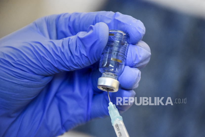 Vaksinator bersiap untuk melakukan vaksinasi saat vaksinasi Covid-19 massal di Poltekkes Kemenkes Bandung, Jalan Pajajaran, Kota Bandung, Ahad (31/1). Sedikitnya 3.300 tenaga kesehatan serta sumber daya manusia (SDM) di lingkungan kesehatan Provinsi Jawa Barat mengikuti vaksinasi Covid-19 secara massal dan serentak di 24 fasilitas kesehatan sebagai upaya percepatan capaian target vaksinasi Covid-19. Foto: Abdan Syakura/Republika