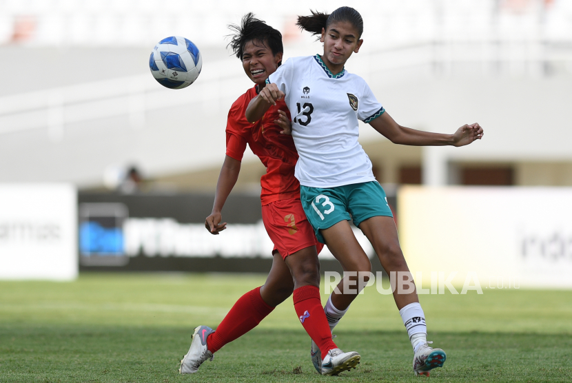 Pesepak bola Timnas Wanita Indonesia U-19 Claudia Alexandra Scheunemann (kanan) berebut bola dengan pemain Timnas Myanmar Khin Htay Kying pada pertandingan perebutan juara ketiga AFF U-19 Women.