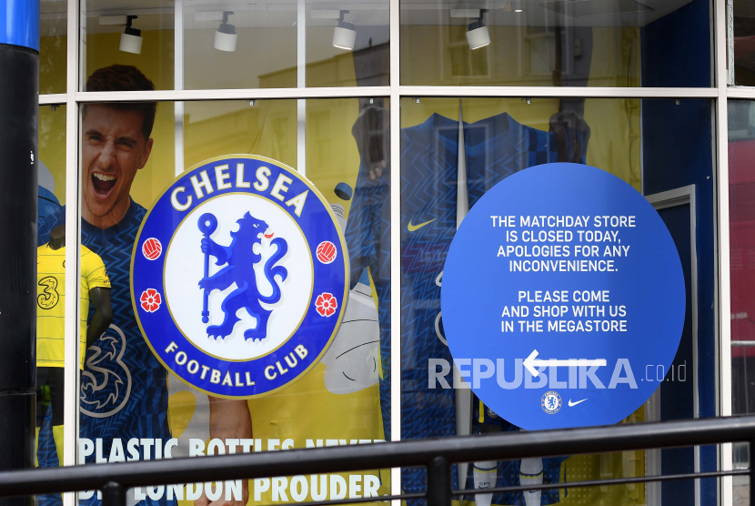  Toko penggemar Chelsea Football Club ditutup di Stamford Bridge di London, Inggris 13 Maret 2022. Pemilik Chelsea FC Roman Abramovich telah diberi sanksi oleh pemerintah Inggris sebagai bagian dari tanggapannya terhadap invasi Rusia ke Ukraina.