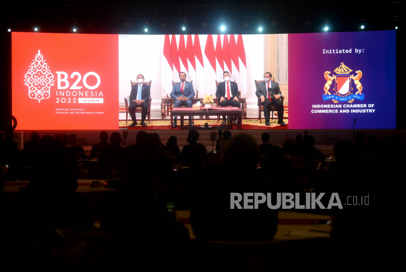 Presiden Joko Widodo (dua kiri), Menteri Investasi/Kepala BKPM Bahlil Lahadalia (kiri), Sekretaris Kabinet Pramono Anung (kanan) dan Ketua Umum Kadin Indonesia Arsjad Rasjid (dua kanan) mengahdiri secara virtual acara pertemuan pendahuluan atau B20 Inception Meeting, di Jakarta, Kamis (27/1/2022). Inception Meeting tersebut dihadiri oleh delegasi anggota G20 dan berlangsung 27 hingga 28 Januari 2022. 
