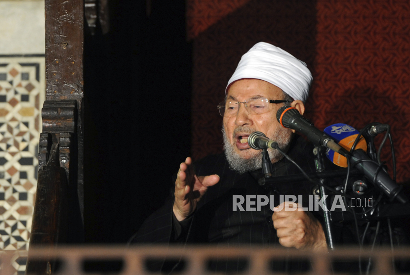Egyptian Cleric Sheikh Yusuf al-Qaradawi, chairman of the International Union of Muslim Scholars, gives a speech during Friday prayers, before a protest against Syrian President Bashar al-Assad, at Al Azhar mosque in old Cairo December 28, 2012.   