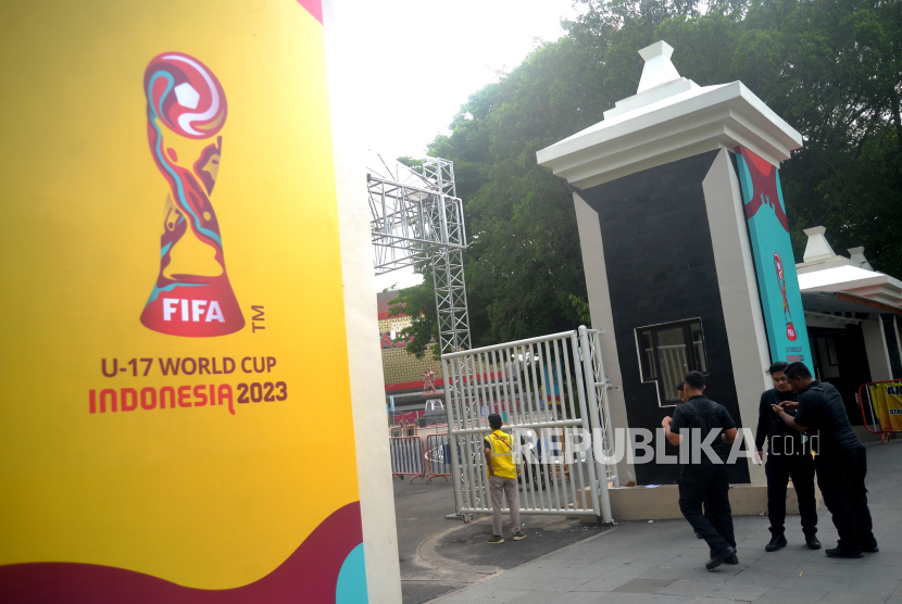 Keamanan berjaga ketat  saat Piala Dunia Sepak Bola U17 di kawasan Stadion Manahan, Surakarta, Jawa Tengah.