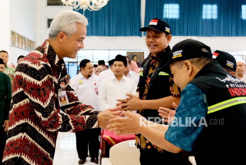 Gubernur Jawa Tengah, Ganjar Pranowo, saat menghadiri dan membuka Pembekalan Calon Petugas Haji Jawa Tengah, di lantai V Gedung F, Kompleks Setda Provinsi Jawa Tengah, Rabu (10/5).