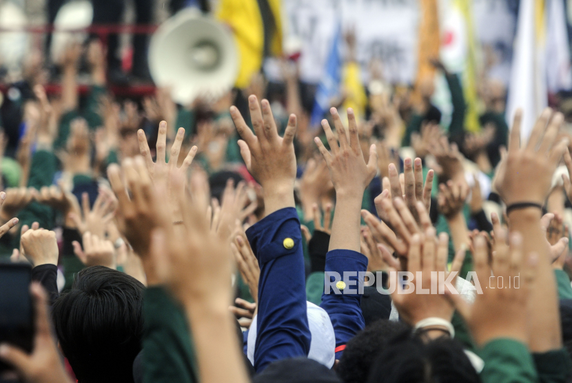 Sejumlah massa dari Badan Eksekutif Mahasiswa Seluruh Indonesia (BEM SI) melaksanakan demonstrasi (ilustrasi).