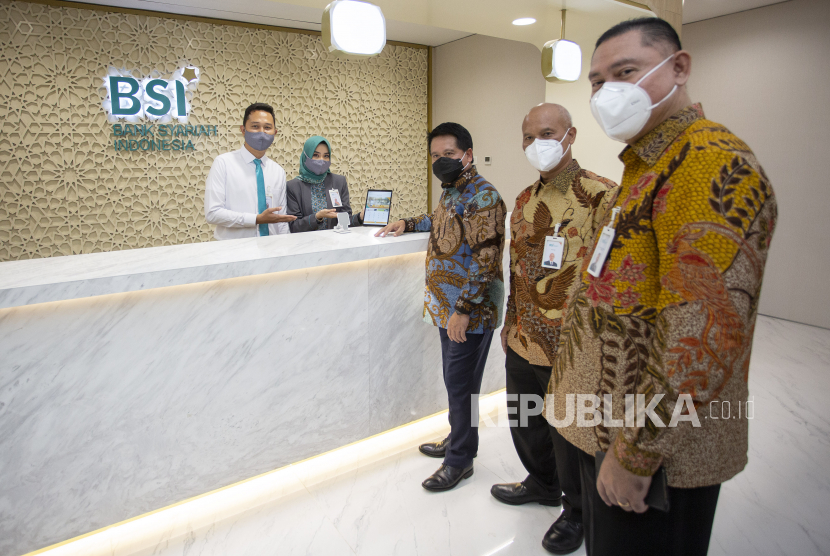 Direktur Utama Bank Syariah Indonesia (BSI) Hery Gunardi (tengah) didampingi Wakil Direktur Utama I Ngatari (kedua kanan) dan Wakil Direktur Utama II Abdullah Firman Wibowo (kanan) berpose usai mengikuti peresmian BSI di Jakarta, Senin (1/2/2021). Presiden Joko Widodo meresmikan BSI yang menandai telah tuntas dan rampungnya proses merger tiga bank syariah milik Himbara yakni PT Bank BRIsyariah Tbk, PT Bank Syariah Mandiri dan PT Bank BNI Syariah. 