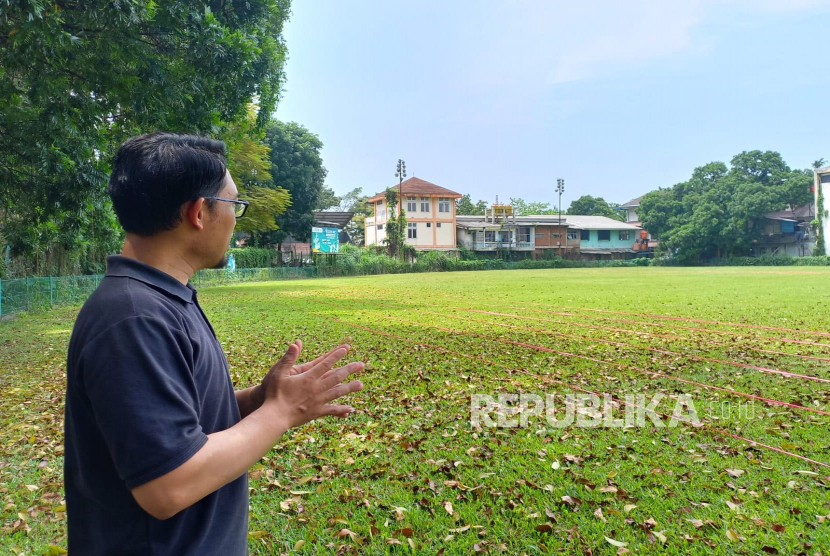 Soni Sonjaya Sekretaris Badan Takmir Masjid Mujahidin, Kota Bandung menunjukkan lokasi pelaksanaan shalat Idul Fitri 1444 Hijriah pada Jumat (21/4/2023) di Lapangan Lodaya Bandung, Kamis (20/4/2023). 