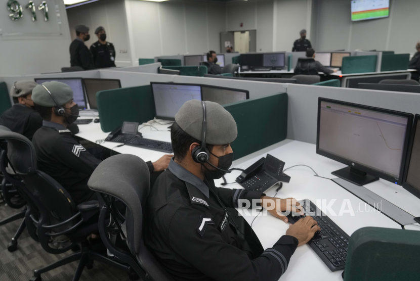  Polisi Saudi memantau layar yang menampilkan kamera di Masjidil Haram dan situs terdekat, di dalam Pusat Operasi Keamanan Nasional Saudi, 911, menjelang ibadah haji di kota suci Muslim Mekah, Arab Saudi, Arab Saudi, Senin, 4 Juli 2022 .