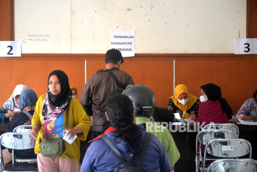 Warga Kelurahan Gedongkiwo mengambil bantuan beras di Kecamatan Mantrijeron, Kota Yogyakarta, Selasa (14/11/2023). 