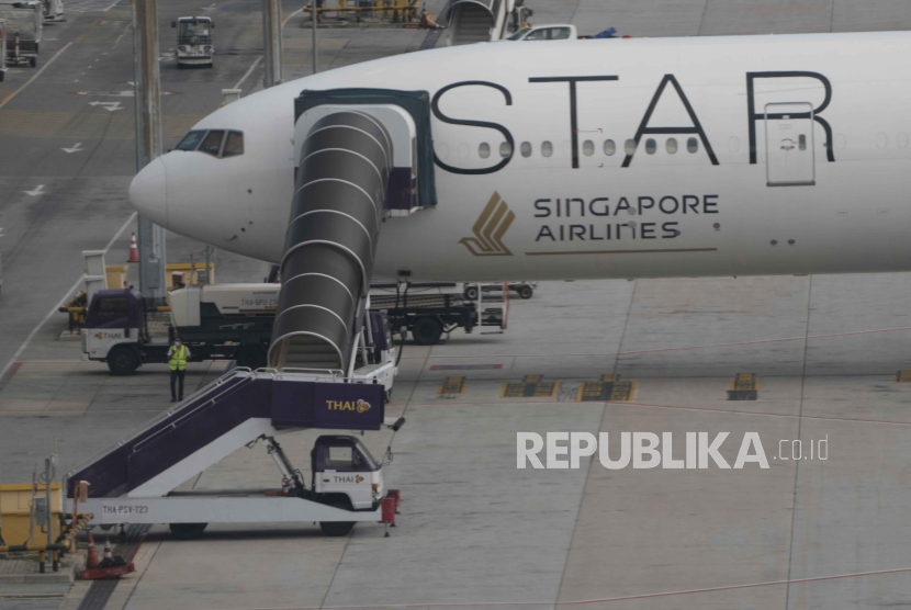 Pesawat Boeing 777-300ER milik Singapore Airlines, diparkir setelah penerbangan SQ321 London-Singapura yang mengalami turbulensi parah, di Bandara Internasional Suvarnabhumi, dekat Bangkok, Thailand.