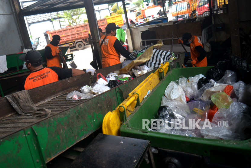 Pekerja memilah sampah rumah tangga antara plastik dan organik di TPST 3R Nitikan, Yogyakarta.