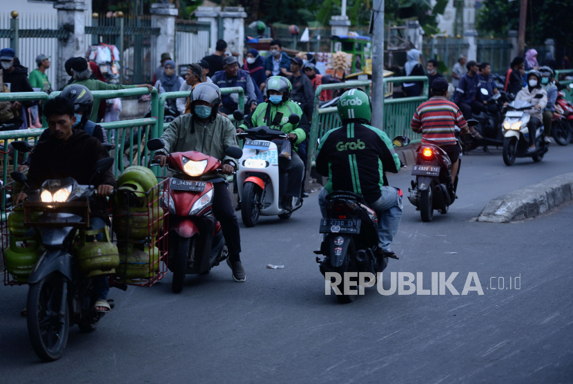 Pengendara motor melawan arus lalu lintas di kawasan Pasar Minggu, Jakarta Selatan, Kamis (26/1/2023).